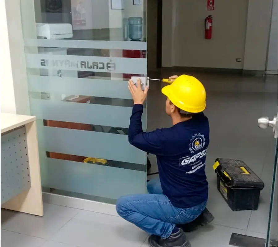 Servicio de carpintería y vidriería