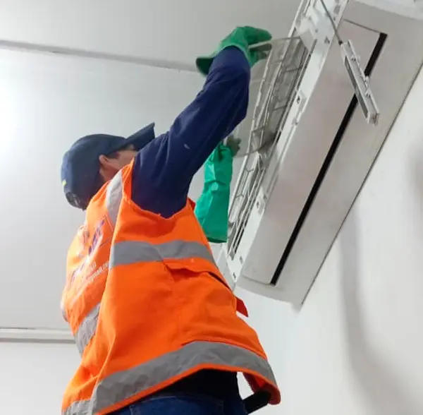Mantenimiento de unidad interior o evaporador de aire acondicionado split en Iquitos