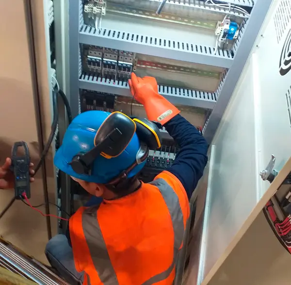 Intervención de tablero eléctrico para instalación de llave termomagnética en Iquitos
