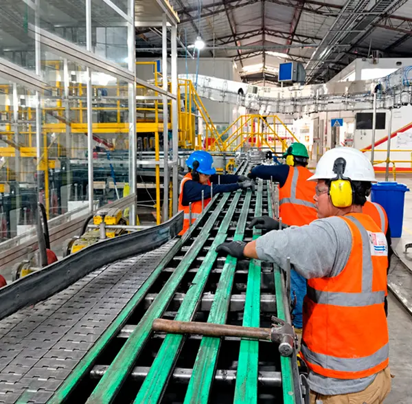 Mantenimiento de bandas y sistemas mecánicos de transportadores de botellas en plantas de producción de bebidas en Iquitos