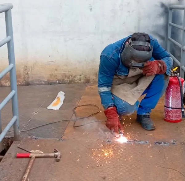 Cambio de plancha estriada de plataforma metálica mediante soldadura